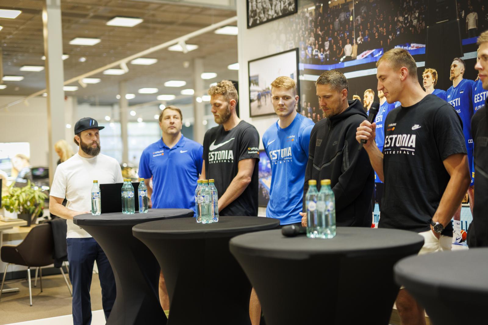 Eesti meeste korvpallikoondis Rohe Auto korvpalliseina ees